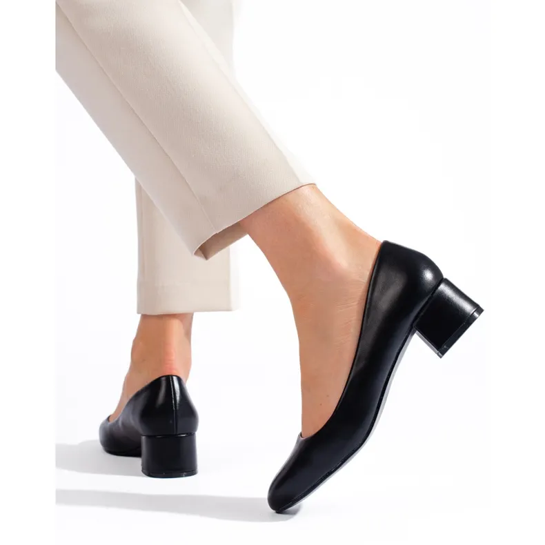 Women's low-heeled black pumps